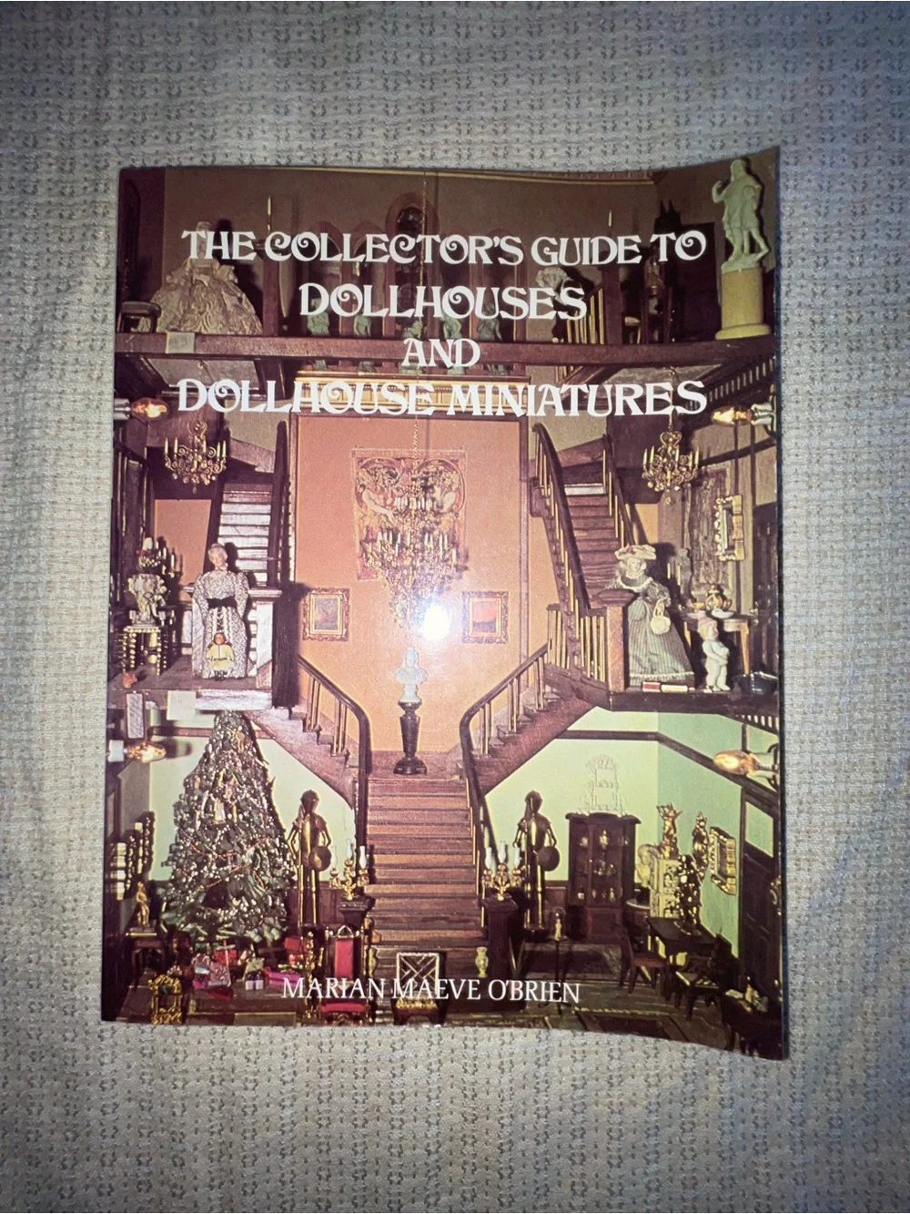 The Collector's Guide to Dollhouses and Dollhouse Miniatures - Illustrated Book